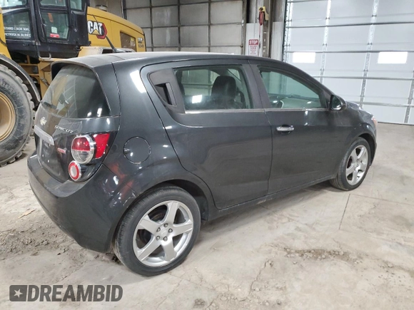 2014 Chevrolet Sonic LTZ z VIN 1G1JE6SB8E4233382, wystawiony jako Copart lot #48941115 z przebiegiem 95 876 mil mil oraz Szkoda całkowita • Salvage title. Historia ofert i sprzedaży dostępna na DreamBid. Obrazek 3.