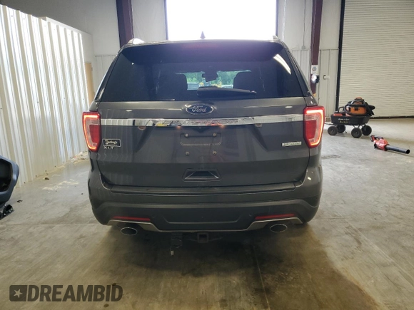 2018 Ford Explorer XLT z VIN 1FM5K7DH3JGA89737, wystawiony jako Copart lot #63029545 z przebiegiem 176 518 mil mil oraz Czysty tytuł • Clean title. Historia ofert i sprzedaży dostępna na DreamBid. Obrazek 6.