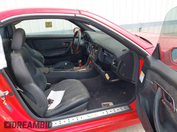 2001 Mercedes-Benz SLK 230/320 z VIN WDBKK65F31F223603, wystawiony jako IAAI lot #42307611 z przebiegiem 136 357 mil mil oraz . Historia ofert i sprzedaży dostępna na DreamBid. Obrazek 5.