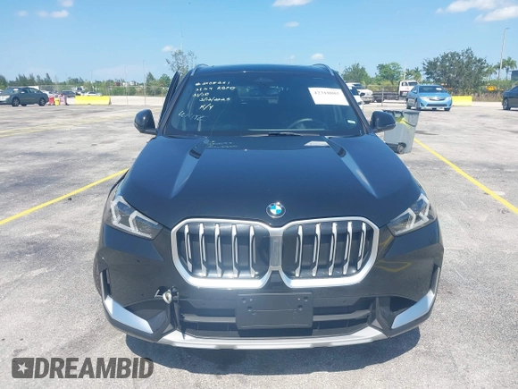 2025 BMW X1 xDrive28i z VIN WBX73EF05S5101750, wystawiony jako IAAI lot #42318885 z przebiegiem 13 923 mil mil oraz . Historia ofert i sprzedaży dostępna na DreamBid. Obrazek 12.