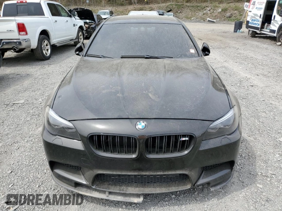 2013 BMW M5 z VIN WBSFV9C54DD095421, wystawiony jako Copart lot #53492515 z przebiegiem Nie podano mil oraz Szkoda całkowita • Salvage title. Historia ofert i sprzedaży dostępna na DreamBid. Obrazek 5.