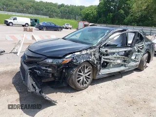 2023 Toyota Camry SE z VIN 4T1T11AK9PU721786, wystawiony jako IAAI lot #42279812 z przebiegiem 30 707 mil mil oraz . Historia ofert i sprzedaży dostępna na DreamBid. Obrazek 2.