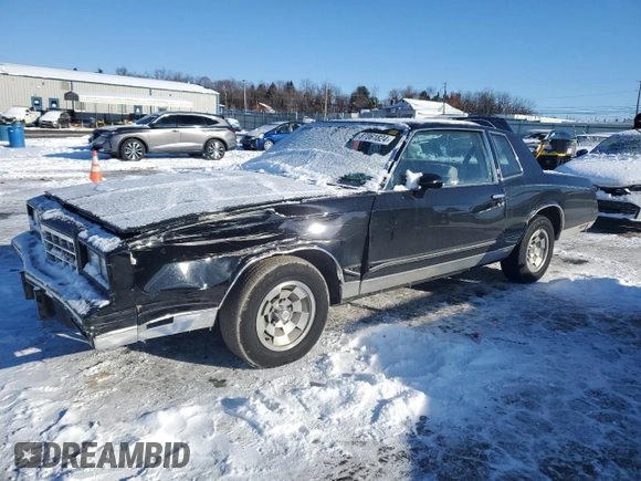 1984 Chevrolet Monte Carlo z VIN 1G1AZ37H3EB102999, wystawiony jako Copart lot #87061824 z przebiegiem 271 202 mil mil oraz Szkody całkowita. Historia ofert i sprzedaży dostępna na DreamBid. Obrazek 1.