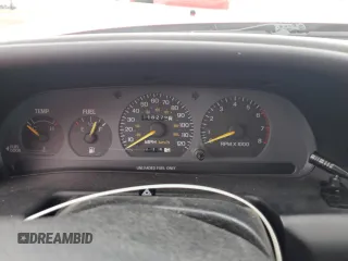 1996 Ford Escort z VIN 3FASP11J6TR151727, wystawiony jako Copart lot #55487725 z przebiegiem 118 276 mil mil oraz Nie do naprawy. Historia ofert i sprzedaży dostępna na DreamBid. Obrazek 9.