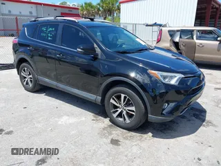 2018 Toyota RAV4 XLE z VIN 2T3RFREV4JW753672, wystawiony jako IAAI lot #42239541 z przebiegiem 83 404 mil mil oraz . Historia ofert i sprzedaży dostępna na DreamBid. Obrazek 1.