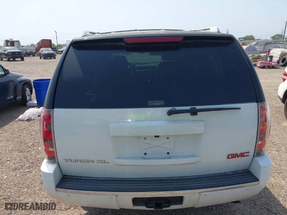 2008 GMC Yukon XL Denali with VIN 1GKFK66808J103143, listed as a IAAI auction lot 41945005 with 206,696 mi miles. Bid and sale history available at carsss.com. Image 15.