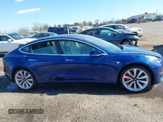 2018 Tesla Model 3 Long Range Battery z VIN 5YJ3E1EB5JF180030, wystawiony jako IAAI lot #41897617 z przebiegiem 89 557 mil mil oraz . Historia ofert i sprzedaży dostępna na DreamBid. Obrazek 13.