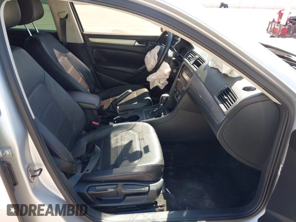 2014 Volkswagen Passat S z VIN 1VWAT7A32EC120334, wystawiony jako IAAI lot #41797929 z przebiegiem 162 246 mil mil oraz . Historia ofert i sprzedaży dostępna na DreamBid. Obrazek 5.