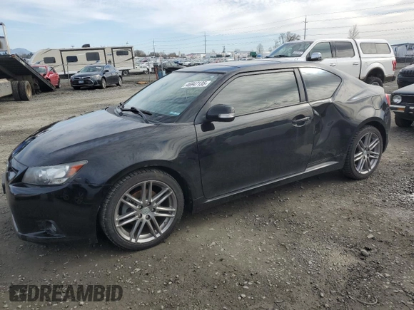 2013 Scion tC z VIN JTKJF5C78D3054796, wystawiony jako Copart lot #46947135 z przebiegiem 133 805 mil mil oraz Szkody całkowita. Historia ofert i sprzedaży dostępna na DreamBid. Obrazek 1.