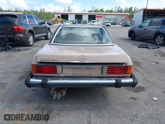 1983 Mercedes-Benz 380 SL z VIN WDBBA45A1DB020815, wystawiony jako IAAI lot #42548157 z przebiegiem 104 615 mil mil oraz . Historia ofert i sprzedaży dostępna na DreamBid. Obrazek 16.