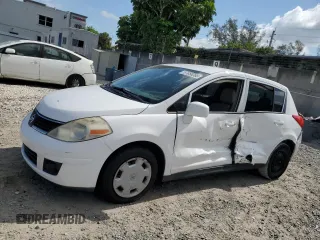2009 Nissan Versa SL z VIN 3N1BC13E39L430248, wystawiony jako Copart lot #57956395 z przebiegiem 95 340 mil mil oraz Szkoda całkowita • Salvage title. Historia ofert i sprzedaży dostępna na DreamBid. Obrazek 1.