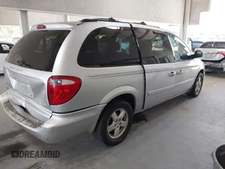 2005 Dodge Caravan SXT with VIN 2D4GP44L65R335656, listed as a IAAI auction lot 42526728 with 322,176 mi miles and . Bid and sale history available at DreamBid. Image 4.