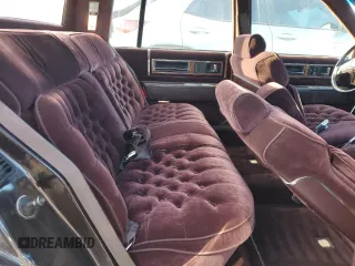 1985 Cadillac Fleetwood z VIN 1G6CB6984F4218496, wystawiony jako Copart lot #77674544 z przebiegiem 49 089 mil mil oraz Tytuł czysty. Historia ofert i sprzedaży dostępna na DreamBid. Obrazek 10.
