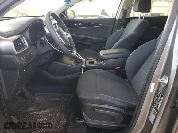 2019 Kia Sorento L z VIN 5XYPG4A32KG479030, wystawiony jako Copart lot #50903745 z przebiegiem 154 418 mil mil oraz Szkoda całkowita • Salvage title. Historia ofert i sprzedaży dostępna na DreamBid. Obrazek 7.