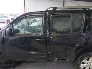 2011 Nissan Pathfinder LE z VIN 5N1AR1NB8BC633188, wystawiony jako IAAI lot #41608356 z przebiegiem 128 377 mil mil oraz . Historia ofert i sprzedaży dostępna na DreamBid. Obrazek 14.