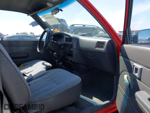 1990 Toyota Pickup DX z VIN JT4RN01P7L7019709, wystawiony jako IAAI lot #42448995 z przebiegiem 144 469 mil mil oraz . Historia ofert i sprzedaży dostępna na DreamBid. Obrazek 5.