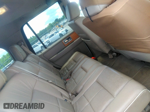 2007 Lincoln Navigator z VIN 5LMFU28557LJ15348, wystawiony jako IAAI lot #42255767 z przebiegiem 231 058 mil mil oraz . Historia ofert i sprzedaży dostępna na DreamBid. Obrazek 8.