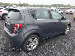 2013 Chevrolet Sonic LTZ z VIN 1G1JE6SH8D4172635, wystawiony jako IAAI lot #42279142 z przebiegiem 140 771 mil mil oraz . Historia ofert i sprzedaży dostępna na DreamBid. Obrazek 4.