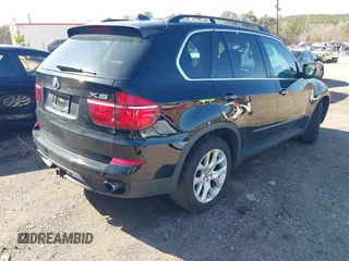 2013 BMW X5 xDrive35i z VIN 5UXZV4C55D0E02577, wystawiony jako IAAI lot #41764316 z przebiegiem 14 274 mil mil oraz . Historia ofert i sprzedaży dostępna na DreamBid. Obrazek 4.