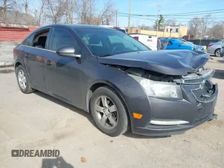 2014 Chevrolet Cruze 1LT z VIN 1G1PC5SBXE7412130, wystawiony jako IAAI lot #41996740 z przebiegiem 181 246 mil mil oraz . Historia ofert i sprzedaży dostępna na DreamBid. Obrazek 1.