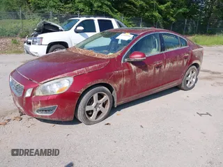 2013 Volvo S60 T5 Premier z VIN YV1612FS0D2203275, wystawiony jako IAAI lot #42521559 z przebiegiem 110 850 mil mil oraz . Historia ofert i sprzedaży dostępna na DreamBid. Obrazek 2.
