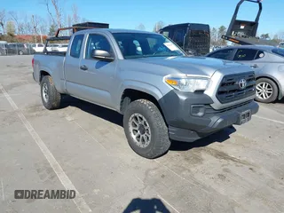 2017 Toyota Tacoma SR z VIN 5TFSX5EN8HX056289, wystawiony jako IAAI lot #41826219 z przebiegiem 109 002 mil mil oraz . Historia ofert i sprzedaży dostępna na DreamBid. Obrazek 1.