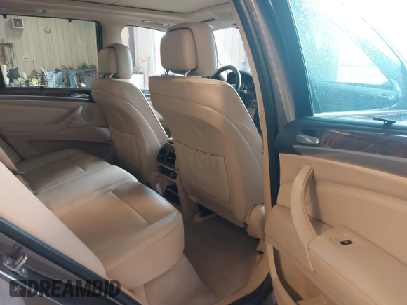 2013 BMW X5 xDrive35i z VIN 5UXZV4C54D0B21144, wystawiony jako IAAI lot #42304165 z przebiegiem 164 673 mil mil oraz . Historia ofert i sprzedaży dostępna na DreamBid. Obrazek 8.