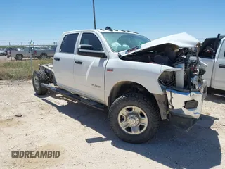 2021 Ram 2500 Tradesman z VIN 3C6UR5HJ6MG698589, wystawiony jako IAAI lot #42298785 z przebiegiem 76 426 mil mil oraz . Historia ofert i sprzedaży dostępna na DreamBid. Obrazek 1.