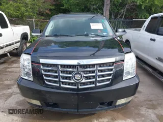 2011 Cadillac Escalade Premium z VIN 1GYS4CEF4BR143330, wystawiony jako IAAI lot #42305822 z przebiegiem 282 752 mil mil oraz . Historia ofert i sprzedaży dostępna na DreamBid. Obrazek 12.
