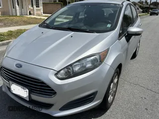 2015 Ford Fiesta SE z VIN 3FADP4EJ8FM167515, wystawiony jako IAAI lot #42153873 z przebiegiem 100 559 mil mil oraz . Historia ofert i sprzedaży dostępna na DreamBid. Obrazek 2.