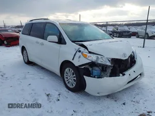 2017 Toyota Sienna XLE Auto Access Seat with VIN 5TDYZ3DC4HS852620, listed as a IAAI auction lot 40988036 with 82,581 mi miles. Bid and sale history available at carsss.com. Image 1.