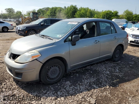 2007 Nissan Versa SL z VIN 3N1BC11E77L451507, wystawiony jako Copart lot #59663715 z przebiegiem 132 363 mil mil oraz Szkoda całkowita • Salvage title. Historia ofert i sprzedaży dostępna na DreamBid. Obrazek 1.