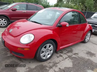 2007 Volkswagen New Beetle Coupe with VIN 3VWRW31C27M509947, listed as a IAAI auction lot 42147827 with 72,608 mi miles. Bid and sale history available at carsss.com. Image 2.