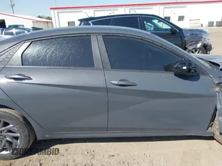 2024 Hyundai Elantra SEL z VIN KMHLM4DG1RU755188, wystawiony jako IAAI lot #41857576 z przebiegiem 18 183 mil mil oraz . Historia ofert i sprzedaży dostępna na DreamBid. Obrazek 13.