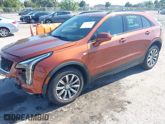 2019 Cadillac XT4 FWD Sport z VIN 1GYFZER4XKF103780, wystawiony jako IAAI lot #42171306 z przebiegiem 99 260 mil mil oraz . Historia ofert i sprzedaży dostępna na DreamBid. Obrazek 2.