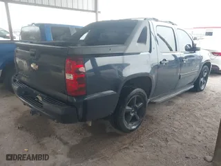 2011 Chevrolet Avalanche LT with VIN 3GNMCFE06BG133808, listed as a IAAI auction lot 41605369 with 304,317 mi miles. Bid and sale history available at carsss.com. Image 4.