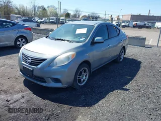 2013 Nissan Versa SV z VIN 3N1CN7AP4DL853144, wystawiony jako IAAI lot #41896978 z przebiegiem 152 884 mil mil oraz . Historia ofert i sprzedaży dostępna na DreamBid. Obrazek 2.