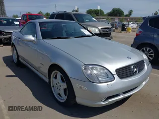 1999 Mercedes-Benz SLK 230/320 z VIN WDBKK47F0XF134176, wystawiony jako IAAI lot #42262277 z przebiegiem 189 170 mil mil oraz . Historia ofert i sprzedaży dostępna na DreamBid. Obrazek 1.