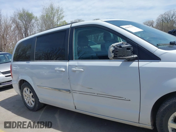2016 Chrysler Town & Country Touring with VIN 2C4RC1BGXGR269055, listed as a IAAI auction lot 41861795 with 207,118 mi miles. Bid and sale history available at carsss.com. Image 6.