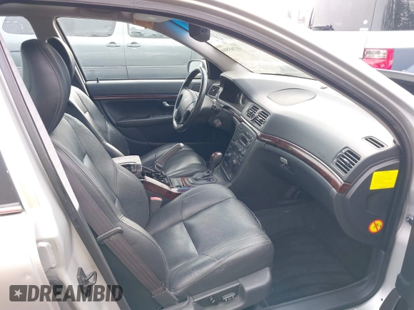 2004 Volvo S80 with VIN YV1TS91Z741370574, listed as a IAAI auction lot 41765504 with 201,008 mi miles. Bid and sale history available at carsss.com. Image 5.