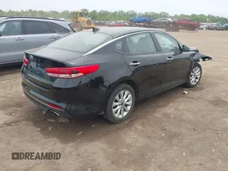 2017 Kia Optima LX z VIN 5XXGT4L36HG145802, wystawiony jako IAAI lot #42280279 z przebiegiem 74 512 mil mil oraz . Historia ofert i sprzedaży dostępna na DreamBid. Obrazek 4.