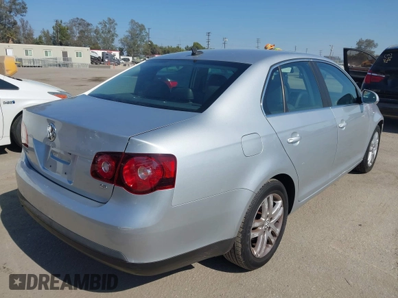 2008 Volkswagen Jetta SE z VIN 3VWRM71KX8M191212, wystawiony jako IAAI lot #42660632 z przebiegiem 198 459 mil mil oraz . Historia ofert i sprzedaży dostępna na DreamBid. Obrazek 4.