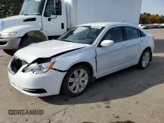 2012 Chrysler 200 Touring z VIN 1C3CCBBG6CN214612, wystawiony jako Copart lot #77984644 z przebiegiem 146 455 mil mil oraz Szkoda całkowita • Salvage title. Historia ofert i sprzedaży dostępna na DreamBid. Obrazek 1.
