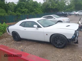 2018 Dodge Challenger R/T Scat Pack z VIN 2C3CDZFJ4JH228011, wystawiony jako IAAI lot #42242031 z przebiegiem 24 072 mil mil oraz . Historia ofert i sprzedaży dostępna na DreamBid. Obrazek 14.