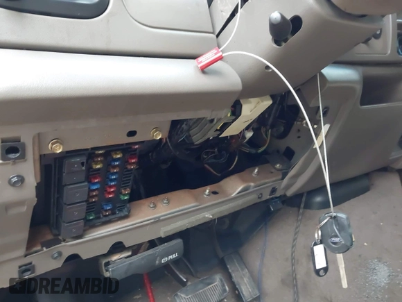 2000 Ford Excursion Limited с VIN 1FMNU43SXYEC17970, выставлен на аукционе IAAI как лот 42519209 с пробегом 244 739 миль миль и . История ставок и продаж доступна на DreamBid. Изображение 13.