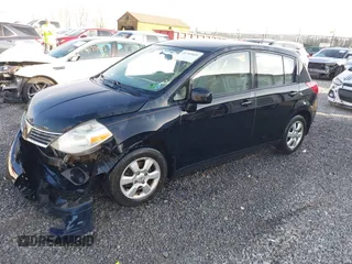2007 Nissan Versa SL z VIN 3N1BC13E77L439385, wystawiony jako IAAI lot #41749821 z przebiegiem 137 521 mil mil oraz . Historia ofert i sprzedaży dostępna na DreamBid. Obrazek 17.