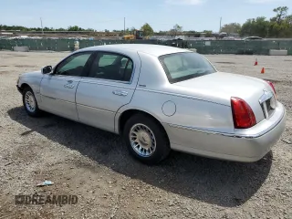 2002 Lincoln Town Car Signature z VIN 1LNHM82WX2Y668217, wystawiony jako Copart lot #53368085 z przebiegiem 457 481 mil mil oraz Szkoda całkowita • Salvage title. Historia ofert i sprzedaży dostępna na DreamBid. Obrazek 2.