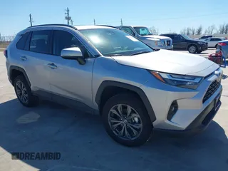 2023 Toyota RAV4 Hybrid XLE Premium z VIN 4T3B6RFV6PU139151, wystawiony jako IAAI lot #41665860 z przebiegiem 7 171 mil mil oraz . Historia ofert i sprzedaży dostępna na DreamBid. Obrazek 1.