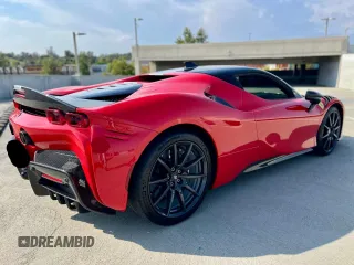 2021 Ferrari SF90 z VIN ZFF95NLA4M0265120, wystawiony jako Copart lot #58449645 z przebiegiem 5000 mil mil oraz Szkody całkowita. Historia ofert i sprzedaży dostępna na DreamBid. Obrazek 4.