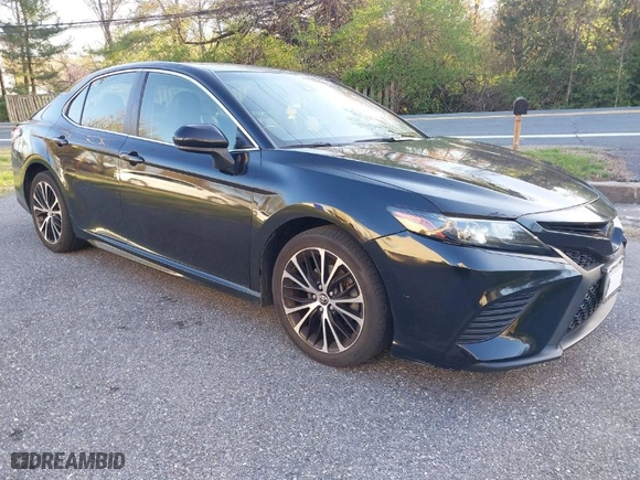 2018 Toyota Camry LE with VIN JTNB11HK9J3015903, listed as a IAAI auction lot 41949640 with 82,161 mi miles. Bid and sale history available at carsss.com. Image 1.